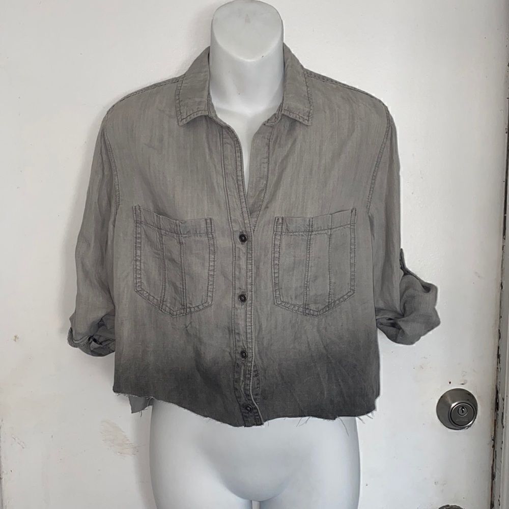 BELLA DAHL Grey Dip Dye Chambray Roll Sleeve Crop